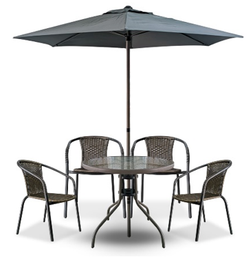 LOT DE 6 PCS MEUBLE DE JARDIN (1 PC TABLE REF LRRCS-004B-T SIZE D80*H70 + 4 PCS CHAISES EXT REF 004B/A SIZE W67*D165*H77 COLOR BLACK FRAME/ GOLDEN RATTAN  + 1 PC PARASOL REF LRRCS-004B-P SIZE D180*H205) BROWN FRAME + GREY FABRICS