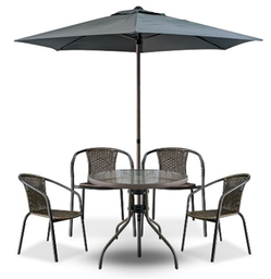 [LRRCS-004B/A] LOT DE 6 PCS MEUBLE DE JARDIN (1 PC TABLE REF LRRCS-004B-T SIZE D80*H70 + 4 PCS CHAISES EXT REF 004B/A SIZE W67*D165*H77 COLOR BLACK FRAME/ GOLDEN RATTAN  + 1 PC PARASOL REF LRRCS-004B-P SIZE D180*H205) BROWN FRAME + GREY FABRICS